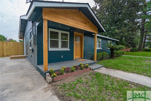 view of front facade with a front lawn