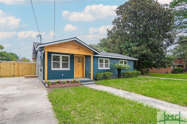 view of front of property featuring a front lawn