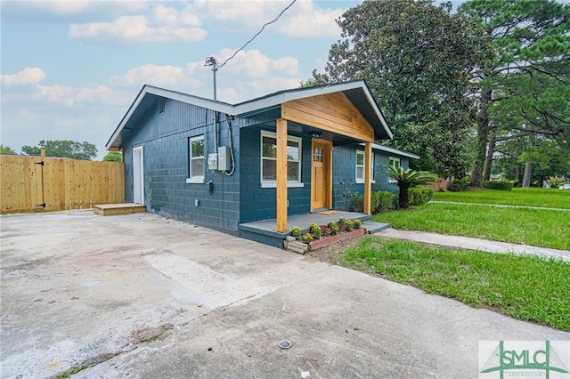 view of front facade featuring a front lawn