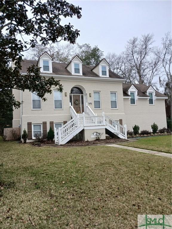 view of front of house featuring a front lawn