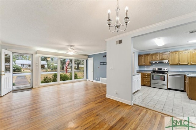 kitchen featuring ceiling fan with notable chandelier, crown molding, light hardwood / wood-style flooring, a textured ceiling, and appliances with stainless steel finishes