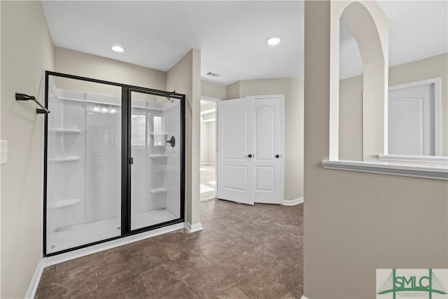 full bath featuring visible vents, recessed lighting, baseboards, and a stall shower