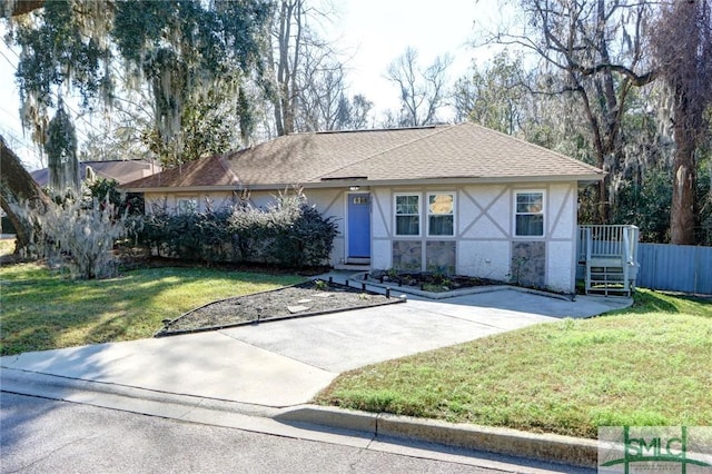 ranch-style house featuring a front lawn