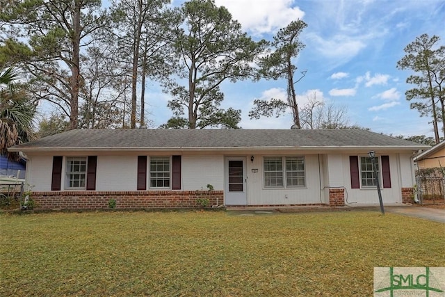 single story home featuring a front lawn