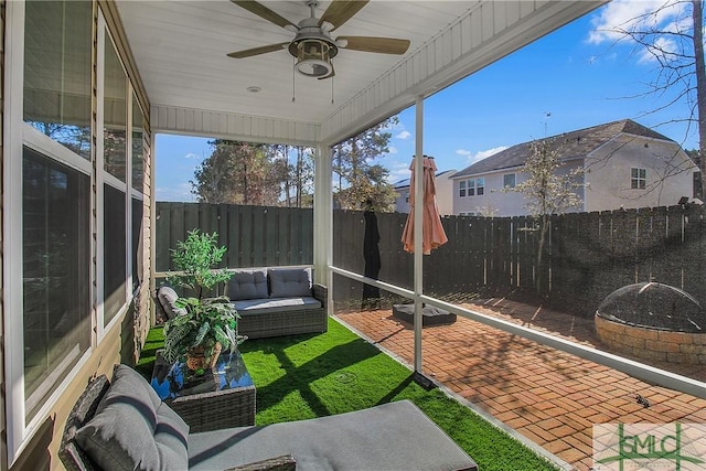 sunroom with ceiling fan