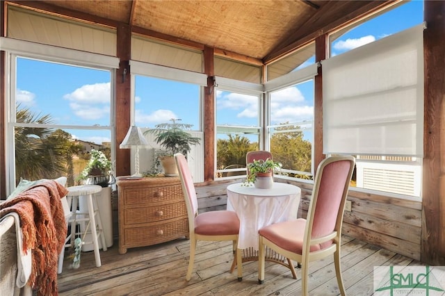 sunroom with lofted ceiling