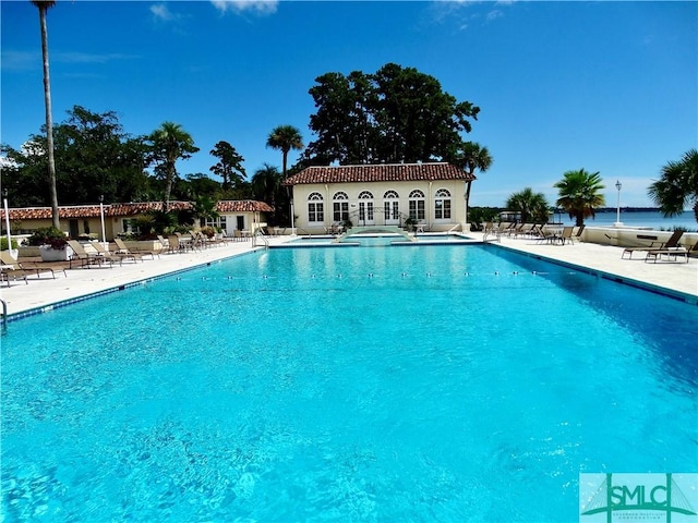 view of swimming pool featuring a jacuzzi and a patio area