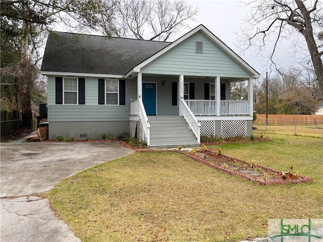 view of front facade featuring a front lawn and a porch