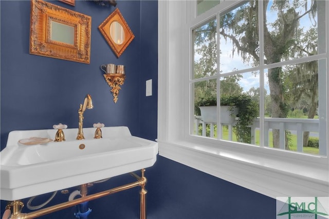 bathroom featuring sink