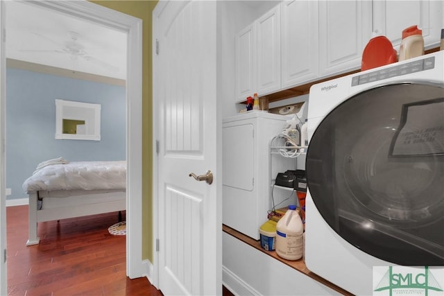 washroom with ceiling fan, dark hardwood / wood-style floors, cabinets, and independent washer and dryer