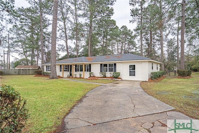 ranch-style home featuring a front lawn