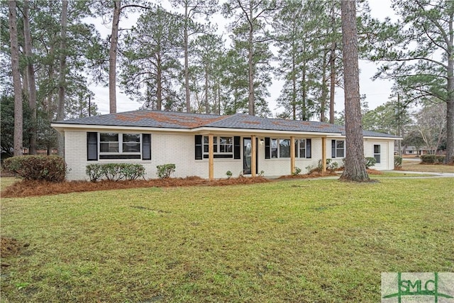 ranch-style house featuring a front yard