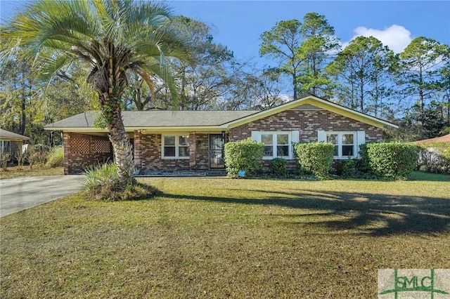 ranch-style home featuring a carport and a front lawn