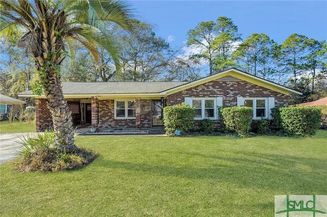 single story home with a front yard