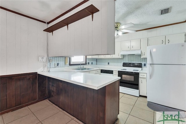 kitchen featuring sink, a textured ceiling, white fridge, kitchen peninsula, and electric stove