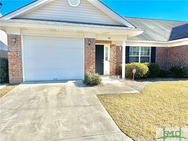 view of front of home featuring a front lawn and a garage