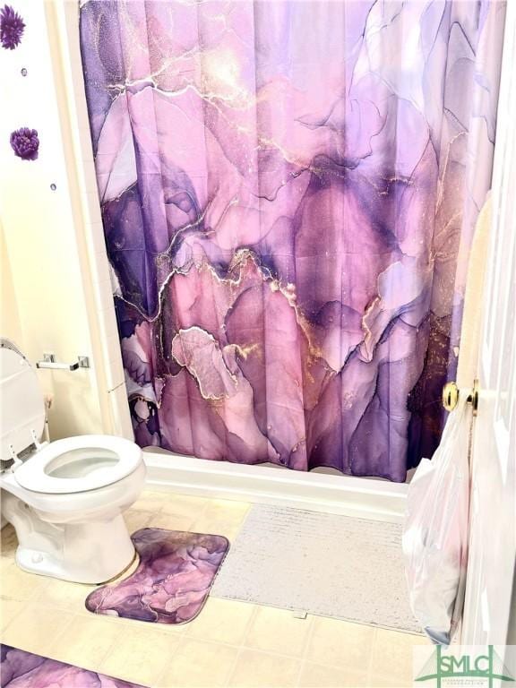 bathroom with toilet and shower / bath combo with shower curtain