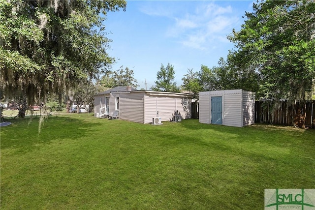 view of yard featuring a shed