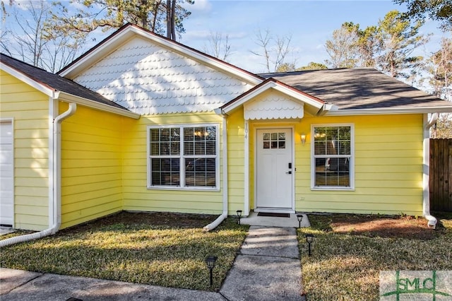 view of front facade with a front yard