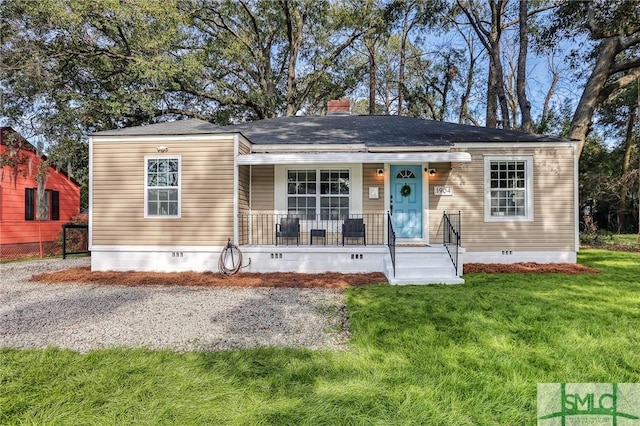 view of front facade featuring covered porch and a front lawn