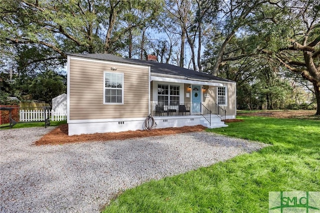 view of front of property featuring a front yard and a porch