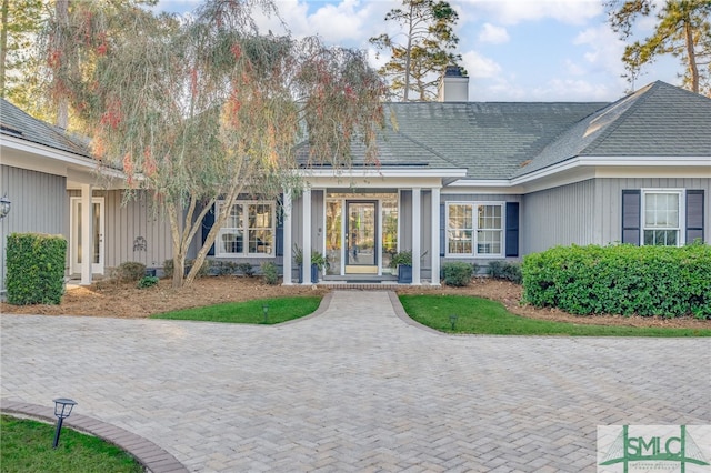 view of front of property featuring a front yard