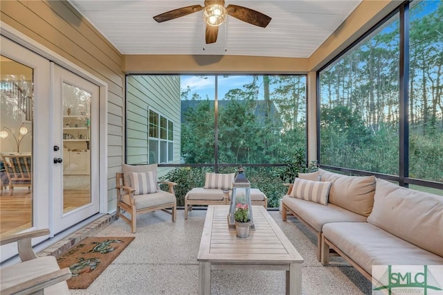 sunroom / solarium with a ceiling fan