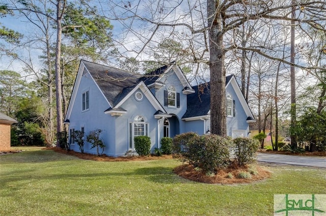 view of front of home featuring a front lawn