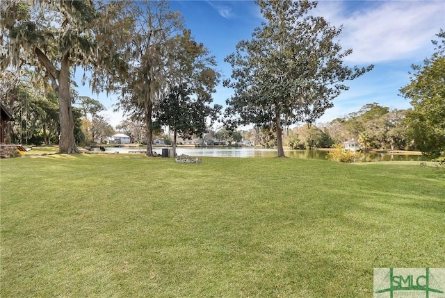 view of yard featuring a water view