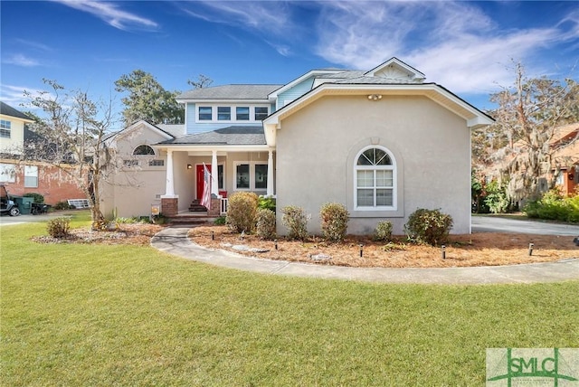 view of front of property featuring a front lawn