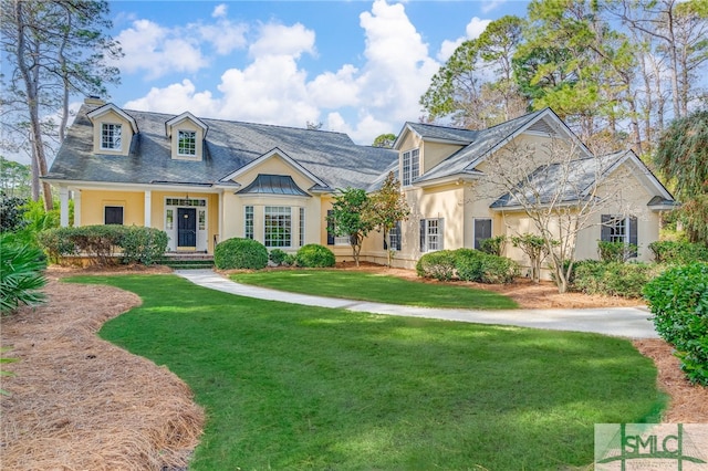 view of front facade featuring a front yard