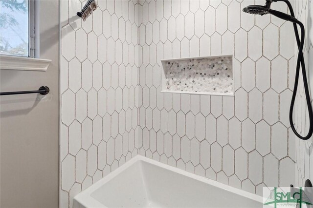 bathroom featuring tiled shower / bath combo