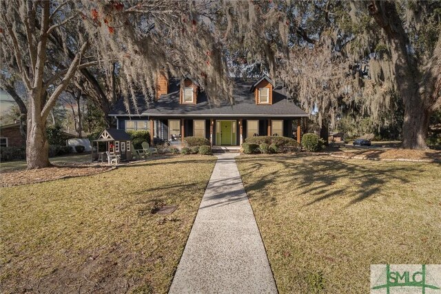 view of front facade with a front lawn