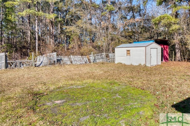 view of yard featuring a storage unit