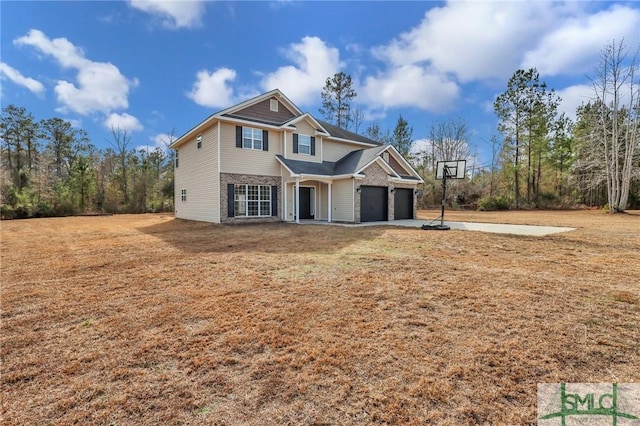 craftsman inspired home featuring a front lawn