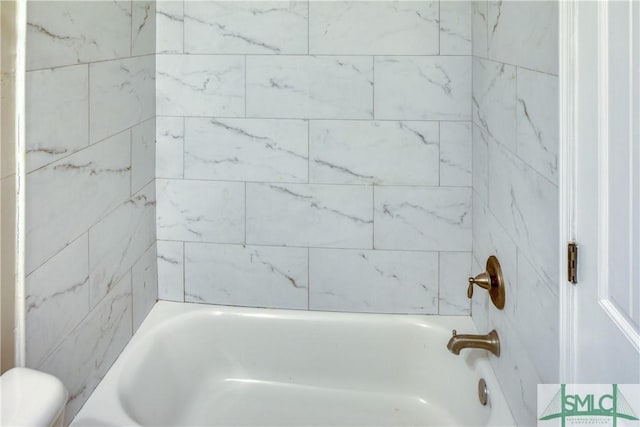 bathroom with tiled shower / bath