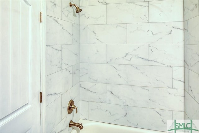 bathroom with tiled shower / bath combo