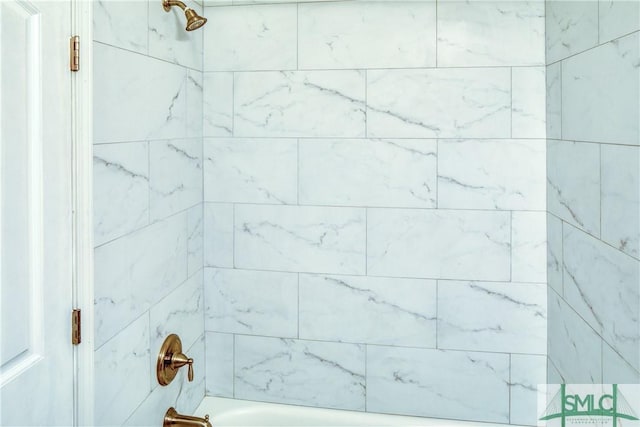 bathroom with tiled shower / bath