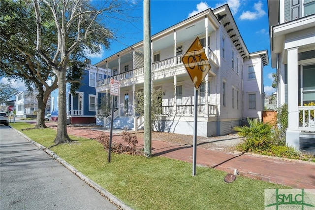 view of front facade featuring a front lawn