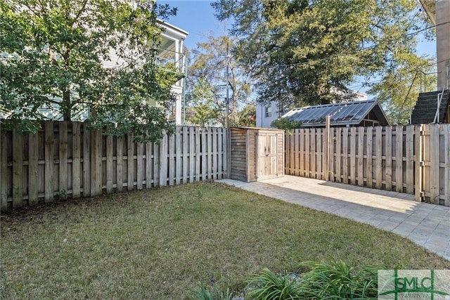 view of yard featuring a shed