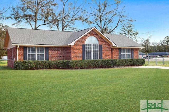 view of front of property featuring a front lawn