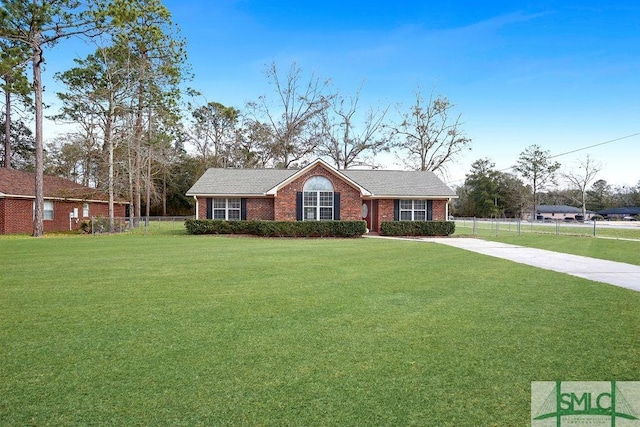 ranch-style home featuring a front lawn