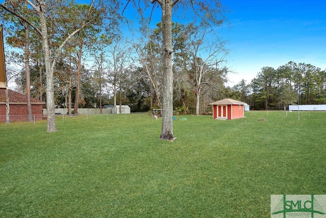 view of yard featuring a shed