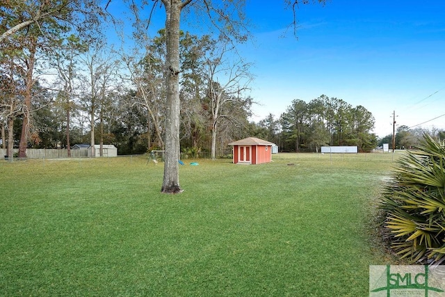 view of yard featuring a storage shed