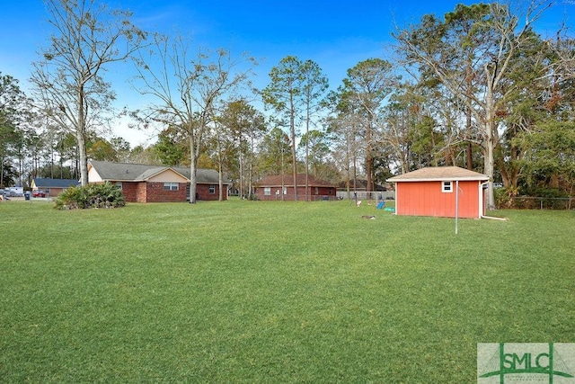 view of yard featuring a shed