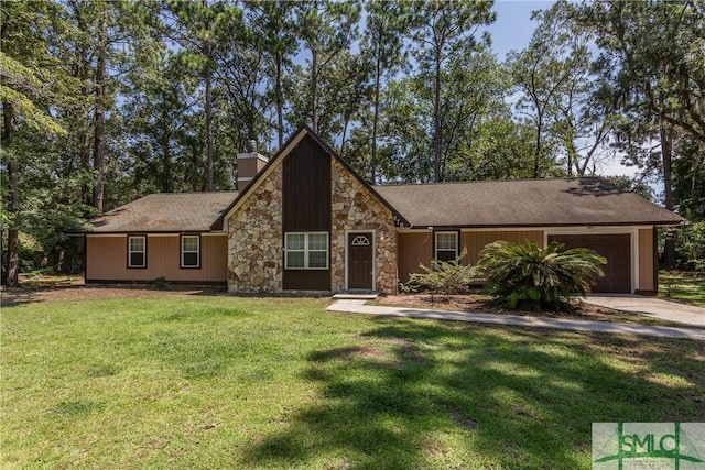 view of front of property featuring a front lawn and a garage