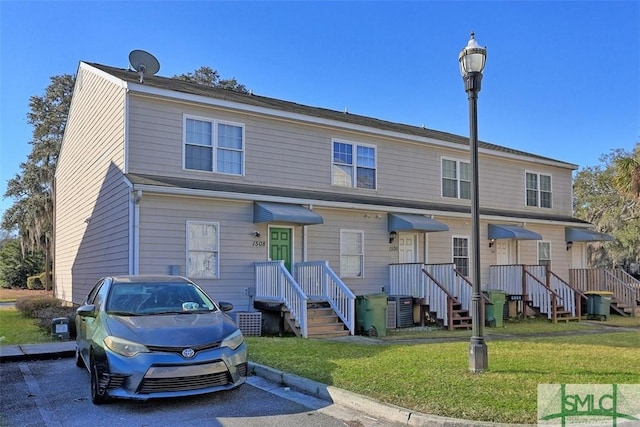 view of front of house featuring a front lawn