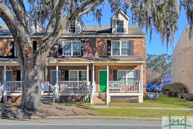 view of front facade featuring covered porch and a front yard