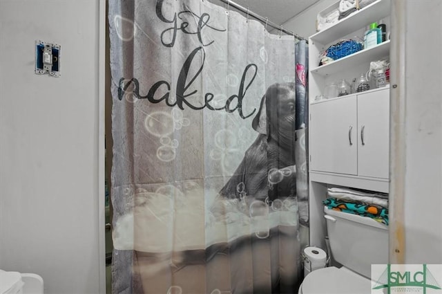 bathroom featuring a textured ceiling, toilet, and shower / tub combo with curtain