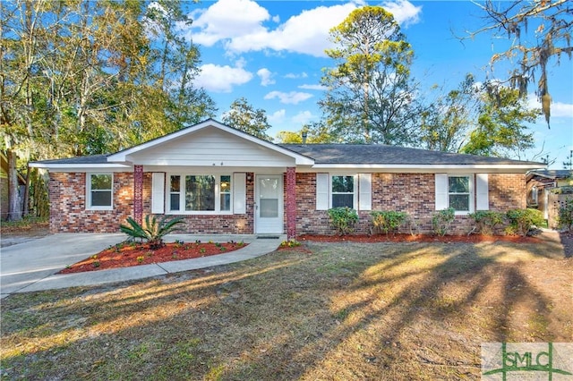 ranch-style home featuring a front lawn